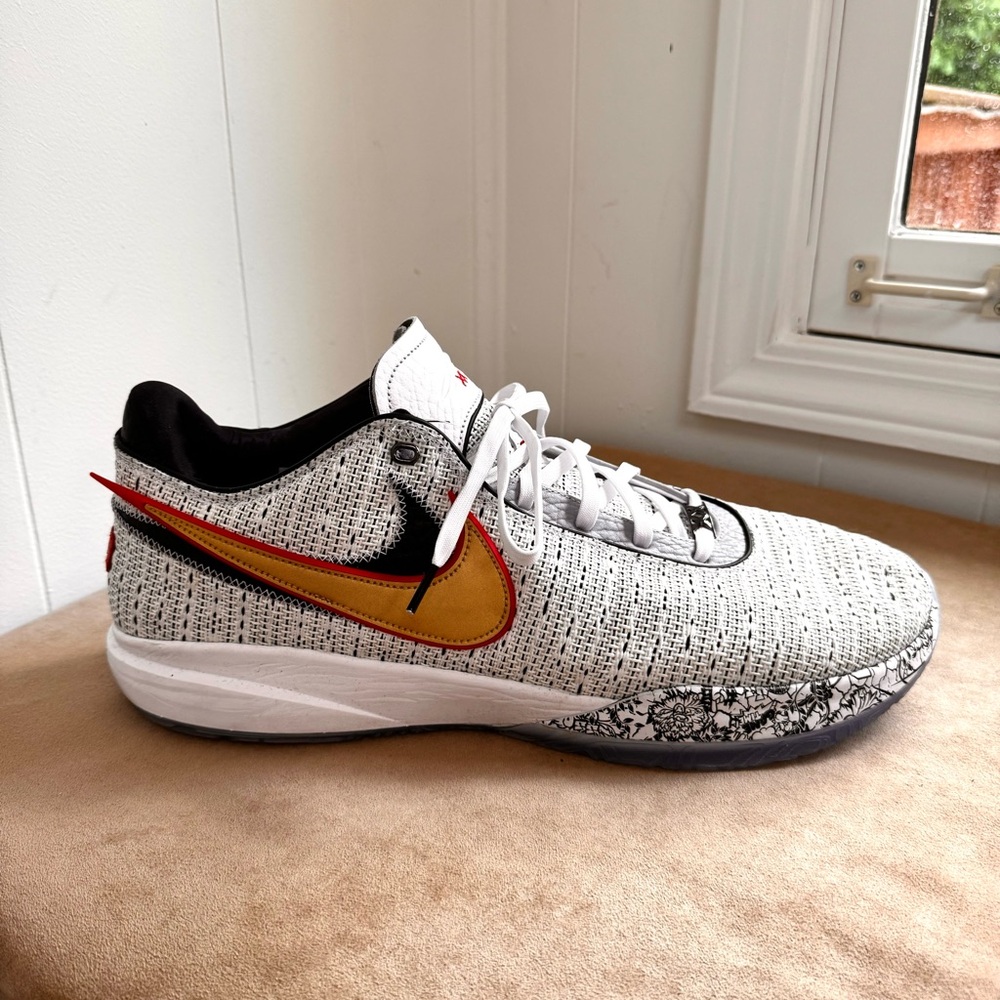 Nike LeBron 20 The Debut DJ5423-100 18 White Metallic Gold Black 2022 Zoom Air